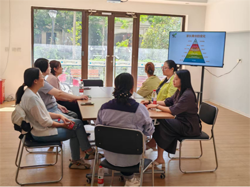 皇姑区明廉街道中海东社区开展心理赋能活动,倡导“因时而变”的亲子教育理念