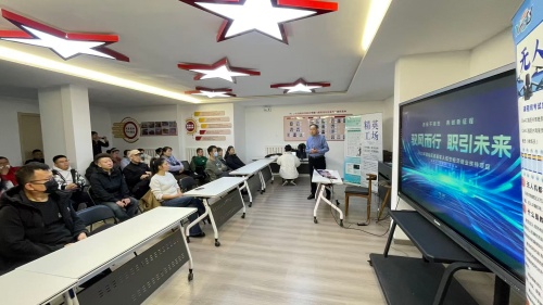 皇姑区明廉街道塔湾社区“就业行动进社区”开讲 无人机培训助退役军人逐梦低空经济