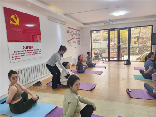 皇姑区明廉街道中海东社区公益瑜伽课暖心开课,居民齐练肩颈理疗收获满满