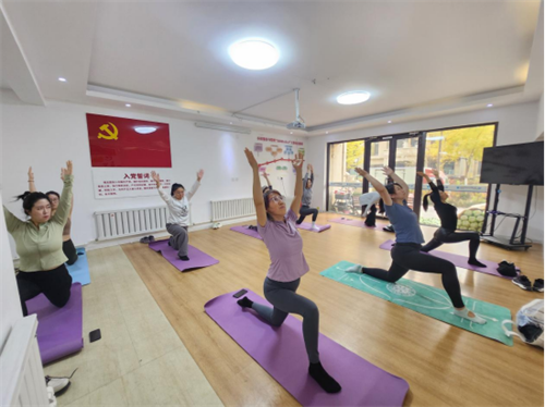 皇姑区明廉街道中海东社区公益瑜伽课暖心开课,居民齐练肩颈理疗收获满满