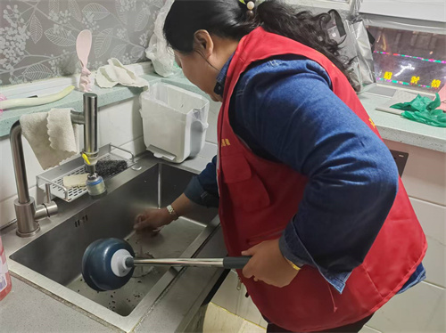 皇姑区明廉街道天山社区:厨房下水堵心 社区出手解忧