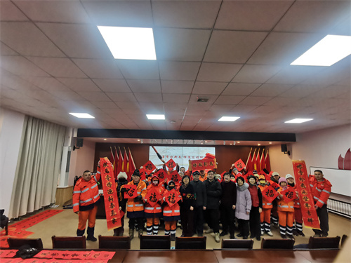 墨香迎新春 挥毫写福联——塔湾社区送福暖企