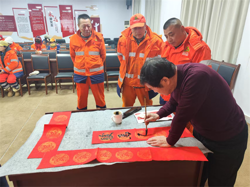 墨香迎新春 挥毫写福联——塔湾社区送福暖企