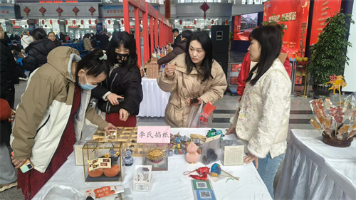 购地道年货、赏非遗技艺、领新春福礼 “情暖旅途 福满驿站”年货大集温暖春运旅途
