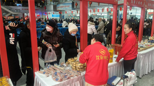 购地道年货、赏非遗技艺、领新春福礼 “情暖旅途 福满驿站”年货大集温暖春运旅途