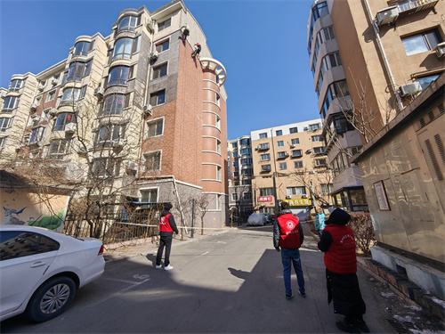 皇姑区明廉街道明北社区联合辖区红色物业开展路面维修、墙皮脱落排查,守护居民出行安全