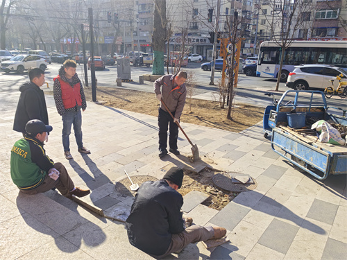 皇姑区明廉街道明北社区联合辖区红色物业开展路面维修、墙皮脱落排查,守护居民出行安全