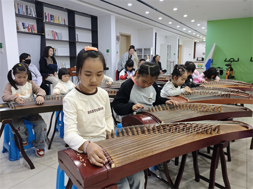 古韵筝鸣·塔湾社区公益古筝课开启少儿艺术启蒙