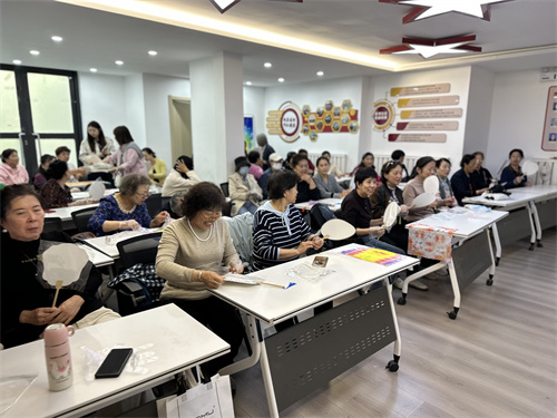 “扎染传温情 扇韵颂母爱”明廉街道塔湾社区开展母亲节手工活动