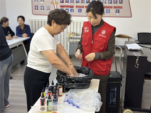 “扎染传温情 扇韵颂母爱”明廉街道塔湾社区开展母亲节手工活动