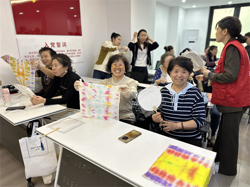 “扎染传温情 扇韵颂母爱”明廉街道塔湾社区开展母亲节手工活动
