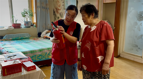 暖心配送安全礼包 守护失能老人居家安全——皇姑区明廉街道明北社区开展消防应急包入户发放行动